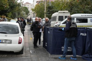 Karısına çocuklarının göz önünde kurşun yağdırdı