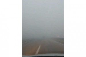 Denizli’de yoğun sis ve kaygan zemin araç sürücülerine zorlu anlar yaşattı
