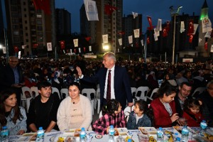 Büyükşehir’in gönül sofrası binlerce vatandaşı ağırlıyor