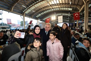 Büyükşehir’in iftar bereketi Karşıyaka’ya taşındı