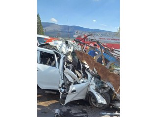 Otomobilin traktöre çarptığı kazada ağır yaralanan kadın kurtarılmadı