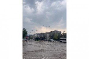 Denizli’de yollar göle döndü, sürücüler zor anlar yaşadı