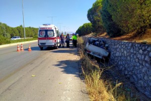 Kamyonet yoldan çıktı: Baba ve oğlu yaralandı