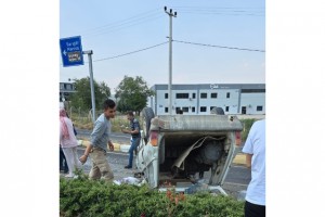 Kontrolsüz kavşakta iki otomobil çarpıştı; 1 yaralı