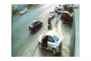 Motosikletle takip ettikleri şahsa kurşun yağdırdılar... Silahlı saldırı anı kamerada