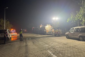 Alevlerin arasında kalan mahallede soğutma çalışmaları gece boyunca devam etti