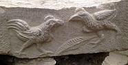 Denizli’de bin 900 yıllık dövüşen iki horoz kabartması bulundu